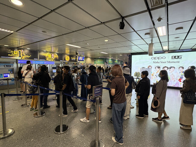 はじめにMRTスクンビット駅からルンピニ駅まで移動<br />スクンビット駅は相変わらず切符を買う乗客で行列ができています。<br />外国人観光客も並んでいますが、みなさんVISAタッチができることを知らないのかな