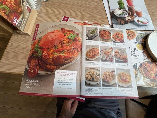 蟹の姿煮込みカレーみたいのを注文します。