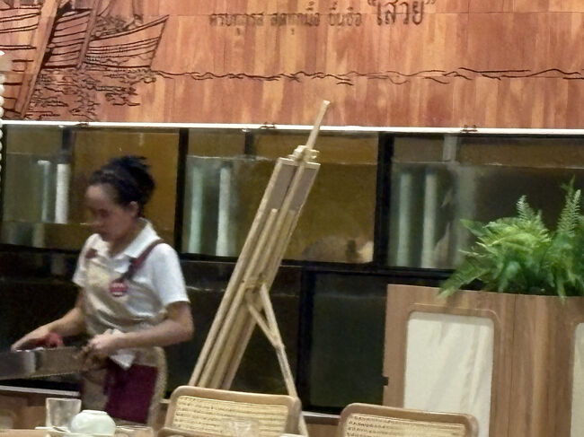 すると店員さんが生け簀から蟹を取ってきた。