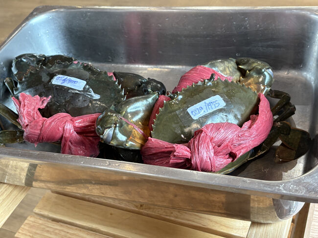 店員さん「どちらにしますか？小サイズが1975バーツ（9,875円）、中サイズが2000バーツ（10,000円）です。」<br /><br />え、うそでしょ。カレーが1万円？<br />とんでもない高級レストランにきてしまった・・・<br />世間知らずを恥じました。