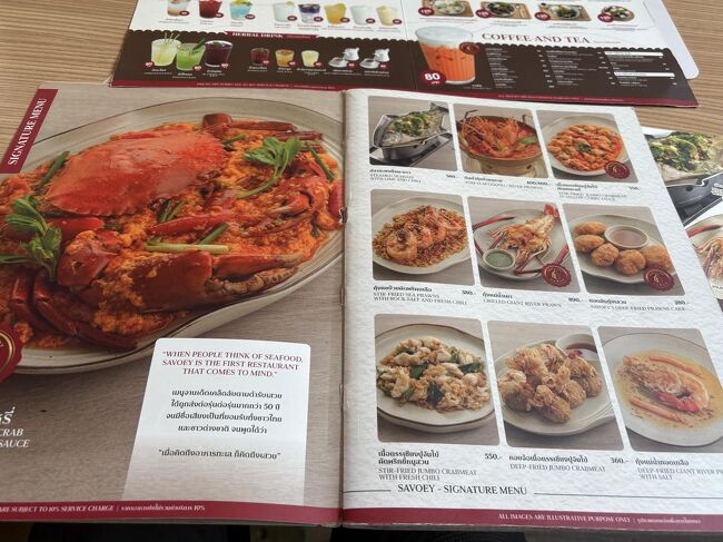 困っていたら店員さんが「最初から蟹が入った安いカレーがあります。中身は同じです。」<br />メニュー右上の蟹カレー550バーツ（2,750円）を推奨してくれました。<br />これでも自分としては高級ですが、ギリ許容範囲ということでオーダーします。<br />さらにライス30バーツ（150円）<br />