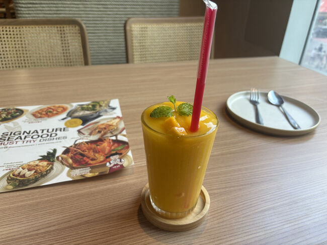 合わせてマンゴーシェイク90バーツ（450円）もオーダー