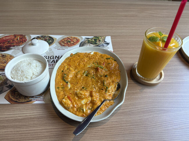 蟹カレーとマンゴーシェイク<br />さすが高級店だけあってうまいわ<br />蟹の風味がカレーの辛さと絶妙にマッチ<br />マンゴーシェイクも超濃厚