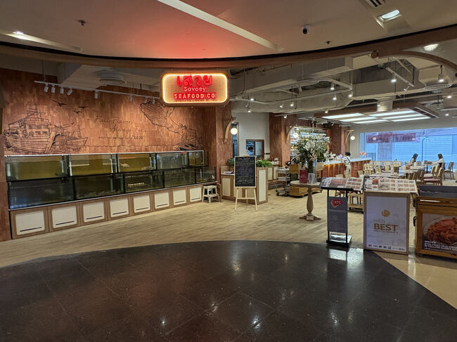 「Savoey @The Mercury Ville at Chidlom」<br />高級なショッピングセンター「マーキュリーヴィレ」にある海鮮レストラン<br />10時から開店なので、開店と同時に入店します。