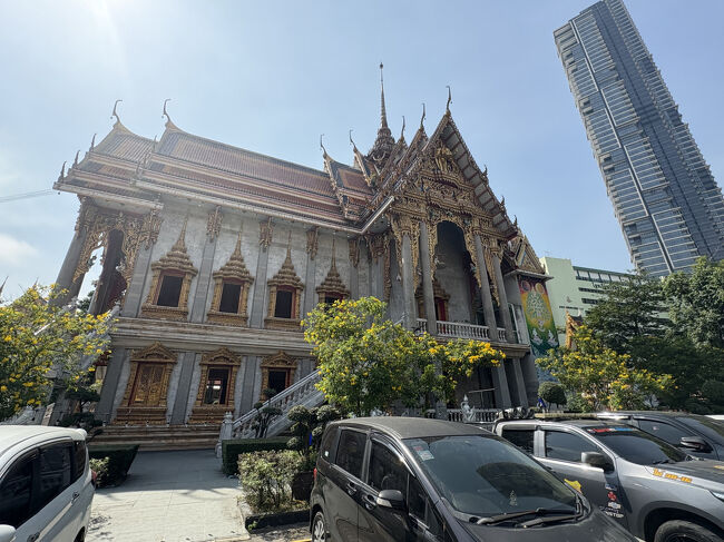 本日最初の寺院は「ワット スッティワララーム」<br />複雑な金箔を施した外観を有する寺院群。現代の仏教美術が集められています。