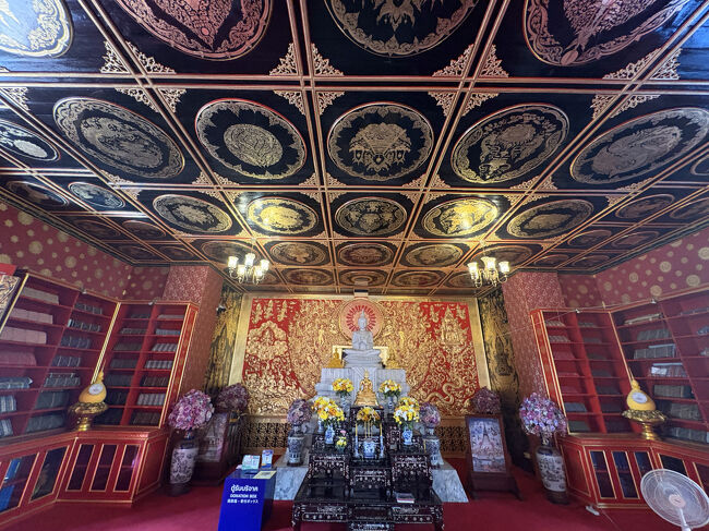 天井には金と黒で描かれた文様<br />