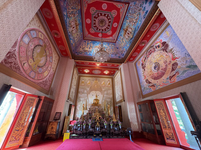 仏殿は赤を基調とした仏教画が描かれています。<br />美しい