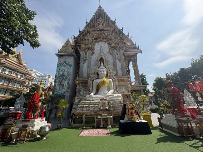 仏像は白を基調として落ち着きます。