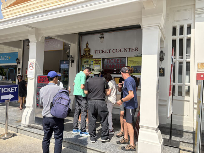 次は「ワット・トライミット（黄金仏寺）」<br />チャイナタウンの近くにあります。<br />入場料は展示室含めて200バーツ（1,000円）<br />