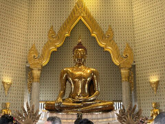 黄金の輝き
他の仏像の一段上をいくツルツルピカピカです。
