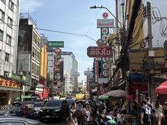 中華街を散策
せり出した看板が中華っぽい