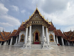 「ワット・ベンジャマボピット」
イタリアの白大理石で造られた壮麗な寺院。ヨーロッパとタイの様式が融合しているます。