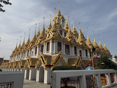 「ワット ラチャナダラム」
鉄製の仏塔が 37 塔あり、「金属の城」として知られるロハプラサートがある仏教寺院。
2日目にライトアップした外観を見ていたので、再訪になります。
