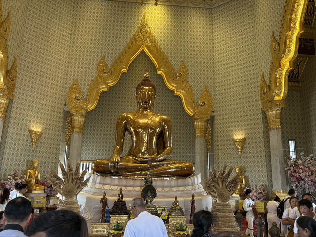 ここのメインは黄金仏像<br />昔、石膏で覆われていた地味な仏像を運んでいたところ、誤って落として破損してしまった。<br />ところが、破損した石膏の下から漆喰、さらにその下に金が見えて、大騒ぎ<br />丁寧に漆喰を剥がすと眩いばかりの黄金の仏像が現れた。<br />というロマンを感じるストーリー