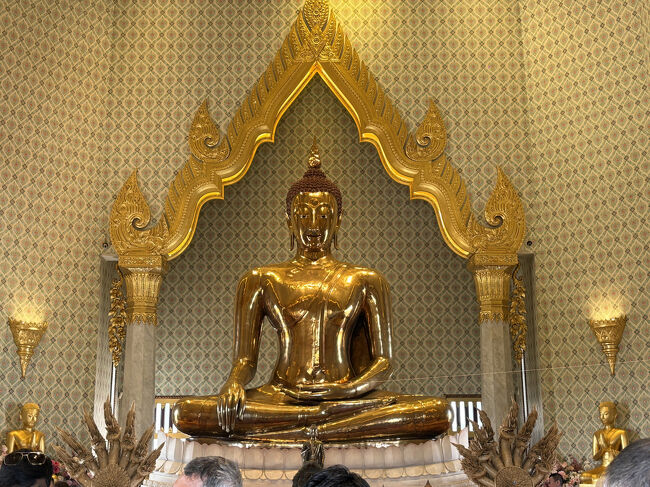 黄金の輝き<br />他の仏像の一段上をいくツルツルピカピカです。