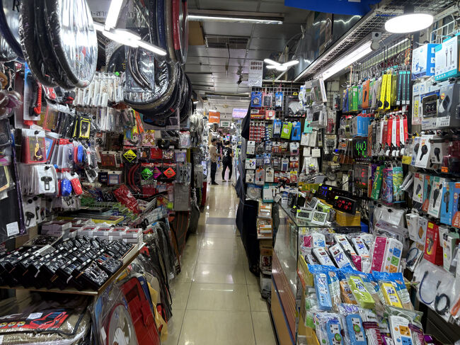 続いて「クローントム市場(泥棒市場)」<br />マニアックなパーツ類が売っている市場です。<br />出所不明な商品が大量に並んでいるから泥棒市場と呼ばれているそうです。<br />