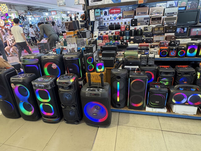 ちょっと前までTikTokで流れてきた「シグマボーイ♪」の人が持っていたスピーカーだ。<br />