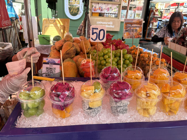 疲れたので果物屋さんで果物を探します。<br />このサイズなら一人でも食べきれそう