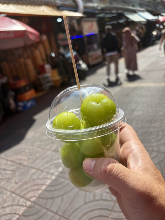 シャインマスカット50バーツ（250円）<br />粒が卓球の玉サイズで巨大<br />日本ならLLサイズ扱いでしょう。<br />味はちょっと収穫が早いと感じましたが、しっかりとシャインマスカットです。