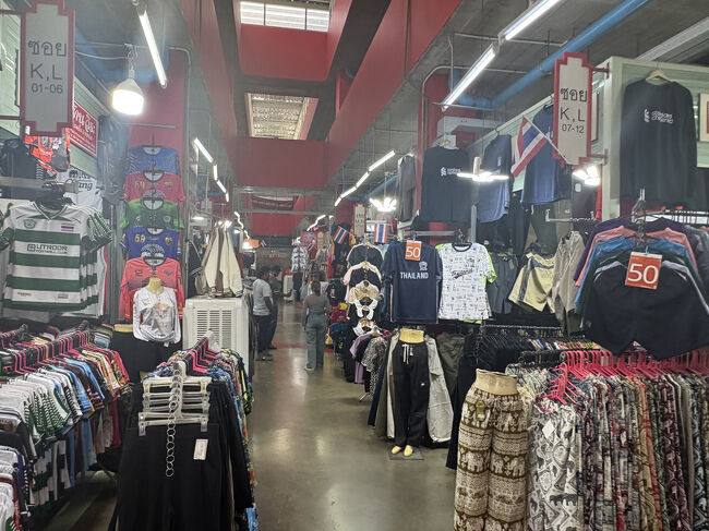 Tシャツも各種取り揃えています。<br />激安で押し売り感がないので買い物しやすいです。<br />