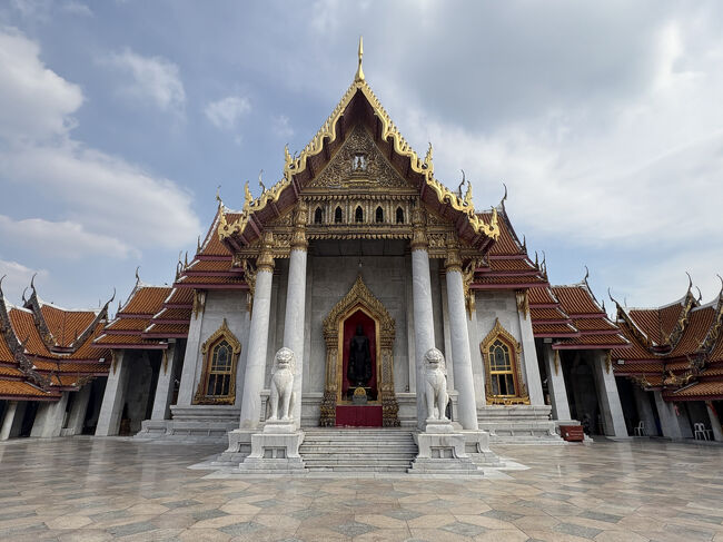 「ワット・ベンジャマボピット」<br />イタリアの白大理石で造られた壮麗な寺院。ヨーロッパとタイの様式が融合しているます。