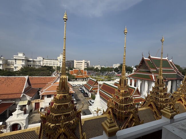 寺院に入ってみます。<br />20バーツ（100円）です。<br />尖がっています。