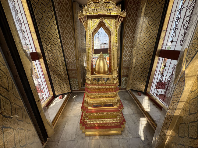 中央には仏舎利