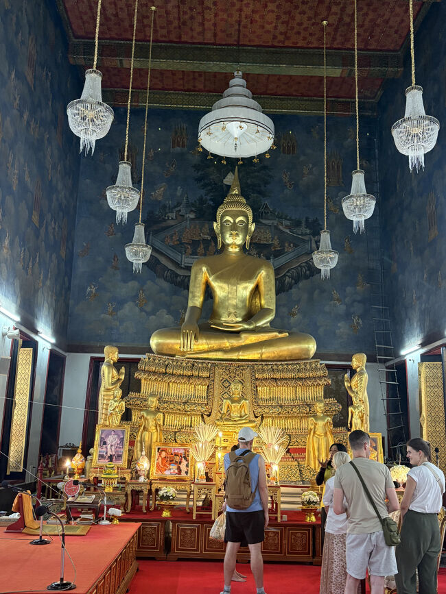 仏殿<br />台座が高い<br /><br />これで寺院巡りは終了<br />パタヤに向かうため、荷物を取りにホテルに戻ります。
