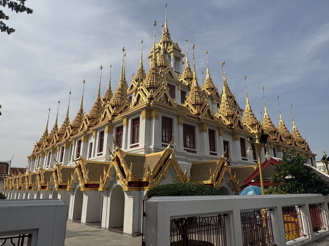 「ワット ラチャナダラム」<br />鉄製の仏塔が 37 塔あり、「金属の城」として知られるロハプラサートがある仏教寺院。<br />2日目にライトアップした外観を見ていたので、再訪になります。<br />