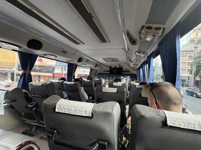 車内はスカスカでした。<br />私の席の前の欧米人さん、ずっと携帯で20分くらい何語か分からないけどしゃべり続けていたら、その前の女性から「うるさい」と注意されていました。