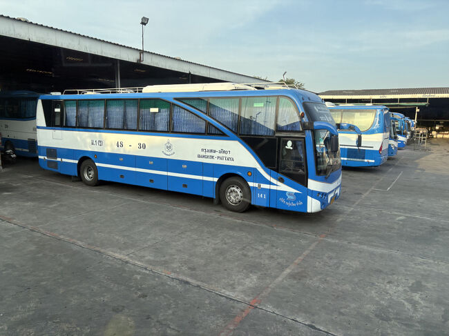 パタヤ行のバス（途中のターミナルで撮りました）