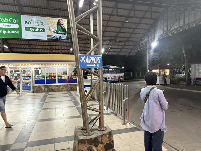 バスターミナルからはグラブバイクでホテルに移動します。