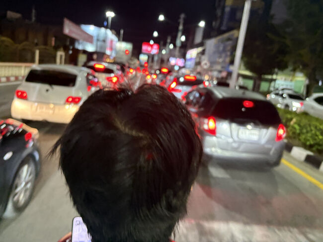 グラブバイクが来ました。<br />バイクの運転手はノーヘル<br />安全意識ゼロです。<br />私もノーヘル<br />タイのグラブバイクは自己責任です。