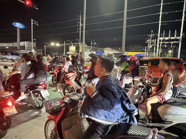 パタヤのバイクのヘルメット着用率は50％程度でしょうか。<br />ベトナムを見習ってほしいです。