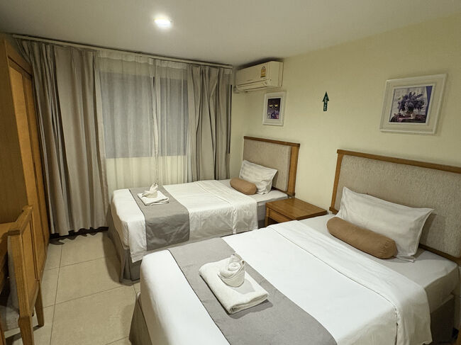 ホテルに到着しました。<br />「Babylon Residence Inn pattaya」<br />アゴダで予約<br />2,913円×３泊<br />激安です。<br />レセプションでデポジット1000バーツ（5,000円）取られました。<br />部屋は問題なしです。<br />場所はウォーキングストリートから徒歩5分という好立地です。<br />