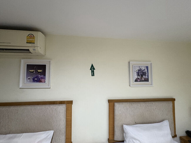 メッカのある方向を示す矢印<br />ホテル周辺はアラブ系のエリアのようです。