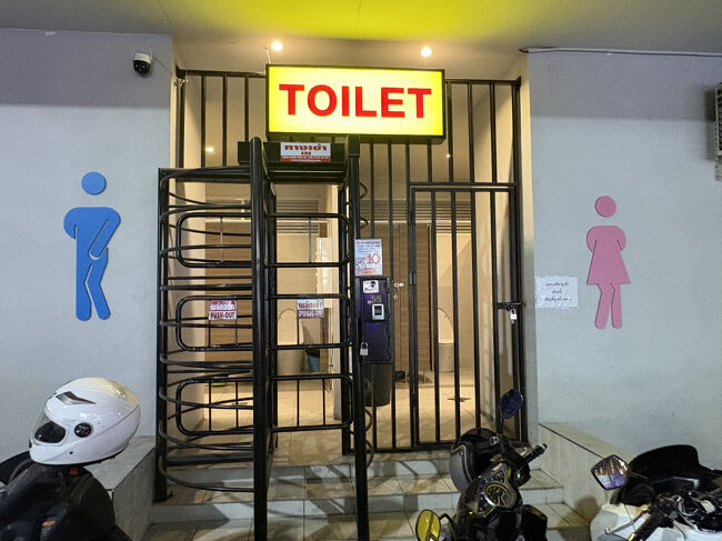 夕食を食べに街に出ます。<br />男女の特徴をよく表したトイレマーク<br />