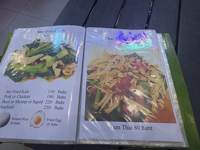 ソムタム（パパイヤサラダ）を食べます。<br />80バーツ（400円）