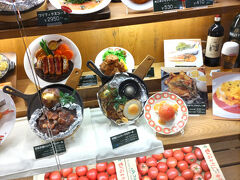 最後に、これも有名な「キャピタル東洋亭」です。

京都本店で、大阪では阪急デパート、高島屋、あべのハルカス近鉄にあります。
我々はあべのハルカス店を利用しました。
ランチはどの店も予約を受け付けていません。
デパートが10時開店なので、10時過ぎに入り並びました（椅子に座って）

平日でしたが、凄い列でした。何とか1巡目に席に着けました。