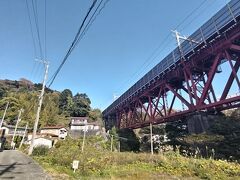 白糸川橋梁の下を歩きます。