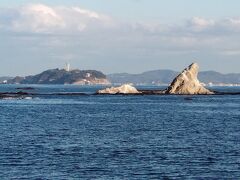 烏帽子岩(えぼしいわ)が見えてきました☆
そして後ろに江の島☆

海岸から烏帽子岩を見たことはあっても、海の上からは初めてです。