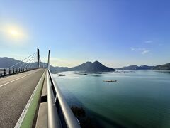 朝の瀬戸内

ペダルを回しながら『備前♡日生大橋』を、の～んびりゆっくりと渡って行く。向こうに見えるのは鹿久居島だ。

正式名に｢♡｣の絵文字が入いるのは日本初らしい。
♡に住民の思いが込められた架け橋だ。

でも残念ながら
ここ ↓↓↓↓↓↓↓↓ に♡はない。 そこに愛はあるんか？