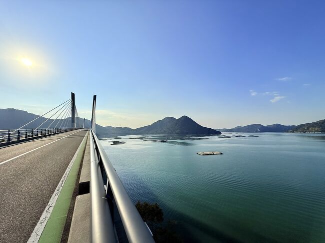 朝の瀬戸内<br /><br />ペダルを回しながら『備前♡日生大橋』を、の～んびりゆっくりと渡って行く。向こうに見えるのは鹿久居島だ。<br /><br />正式名に｢♡｣の絵文字が入いるのは日本初らしい。<br />♡に住民の思いが込められた架け橋だ。<br /><br />でも残念ながら<br />ここ ↓↓↓↓↓↓↓↓ に♡はない。 そこに愛はあるんか？