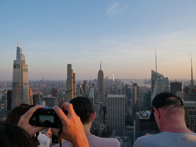 上の階の展望台はガラスの壁もないので写真も撮りやすいけどものすごい人でこんな状態。