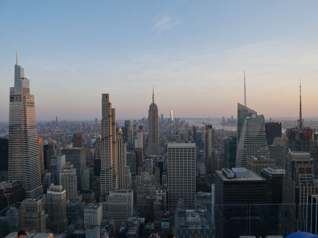 頑張って手を上げて撮った写真。<br />遠くのワールドトレードセンターは光っているのでわかりやすい。