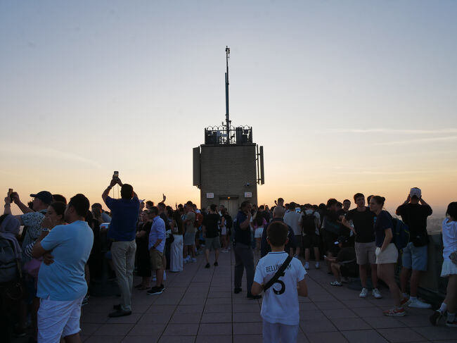 最上階の展望台の様子がこちら。<br />もう人だらけ。<br />特にロウアーマンハッタン方面が人気でそちら側の1番前で景色を見ている人は全く動かない。