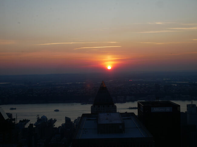 この時間に来た目的は明るい景色、日の入り、夜景を見る。<br />この時期の日の入りは21時前。<br />展望台に到着したのが19:48だったので明るい景色を楽しみながら待つこと約1時間。<br />20:23に夕焼けが。