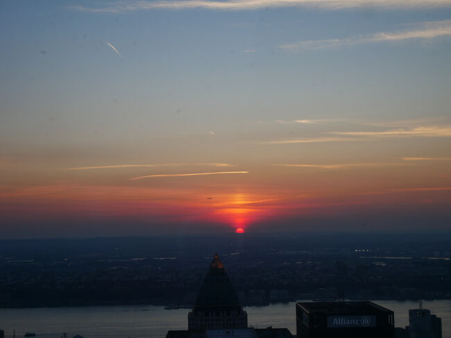 わずかな時間でどんどん色が変わっていく。<br />この日はちょっと雲があったので地平線に沈む夕日は見られなかったけど満足。<br />予定では他の展望台もこの時間帯に行って3種類の時間帯の景色を楽しもうと思っていたけど思ったより時間がかかるのと予定や天気との兼ね合いで夕日を見られたのはこの日だけだった。