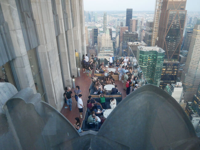 下の階にはオープンカフェ。<br />もちろん満席で座れる場所なんてなかったけど。<br />