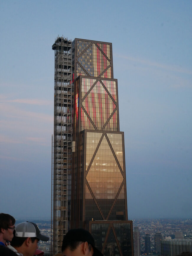 日は沈んだけどなかなか暗くならない。<br />が、近くのビルがライトアップして星条旗が見えてきた。<br />これって内側からは外がどんな風に見えているのかな？